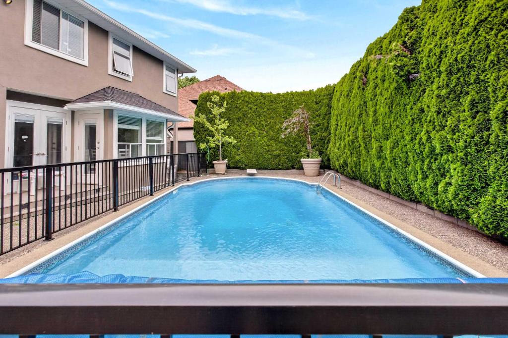 Newton Apartment | Surrey Two Bedroom Suite with Pool Access
