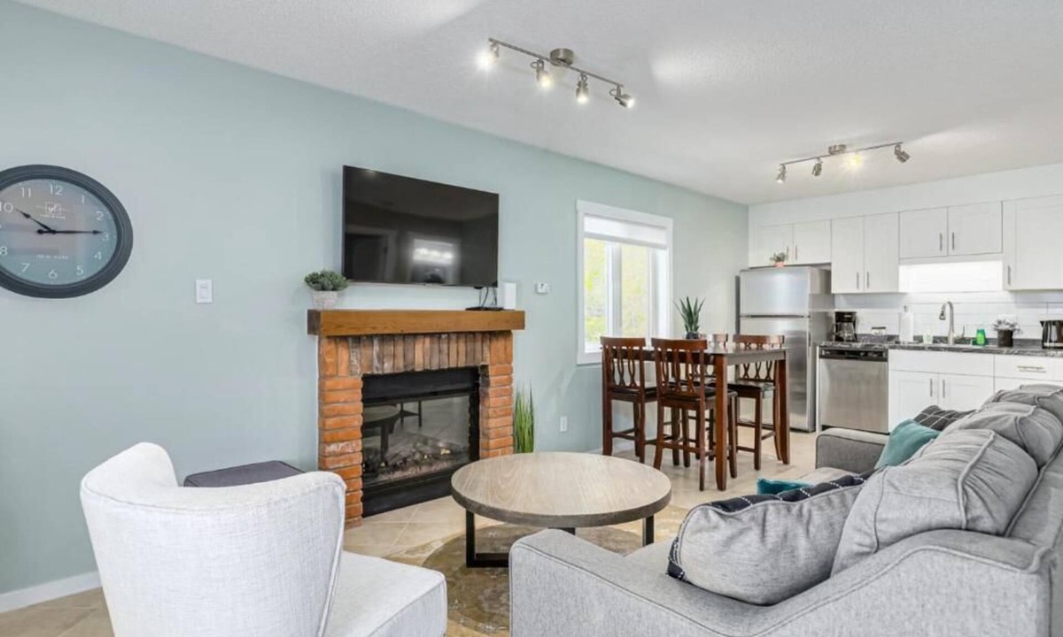 Collingwood House | The Alpine - Central Collingwood Condo