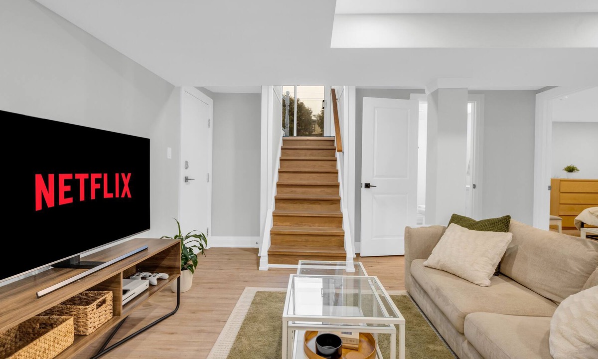 Hamilton Apartment | The Ancaster Suite - Chic & Earthy 2 Bdrm Suite