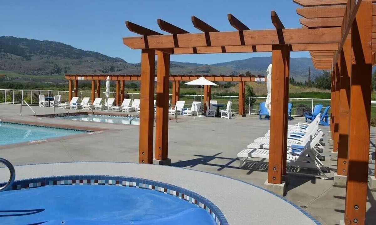 Osoyoos Cottage | The "B" Hive Cottage