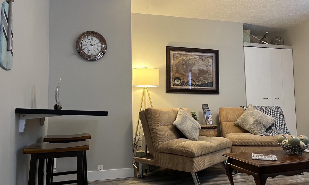 South London Apartment | The Bachelor Pad-In the Heart of Wortley Village!