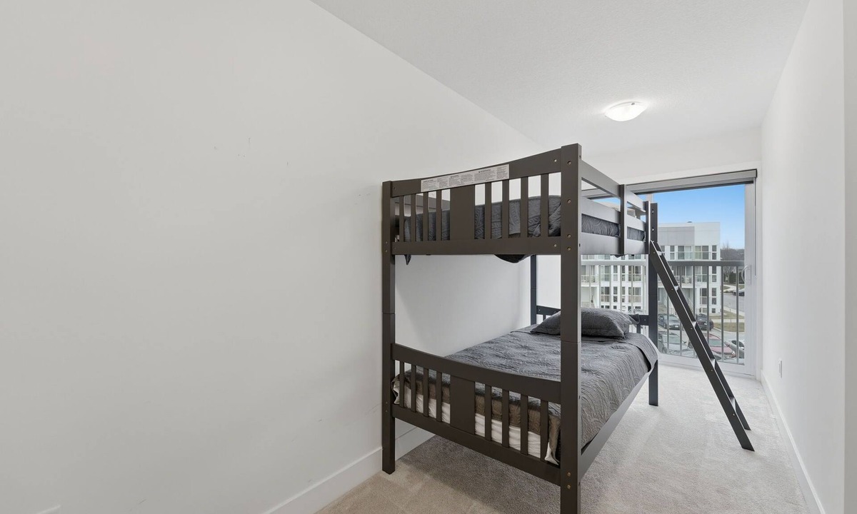 London Condo | The Bloom- Executive stay. 10 minutes to Western University and London Airport.