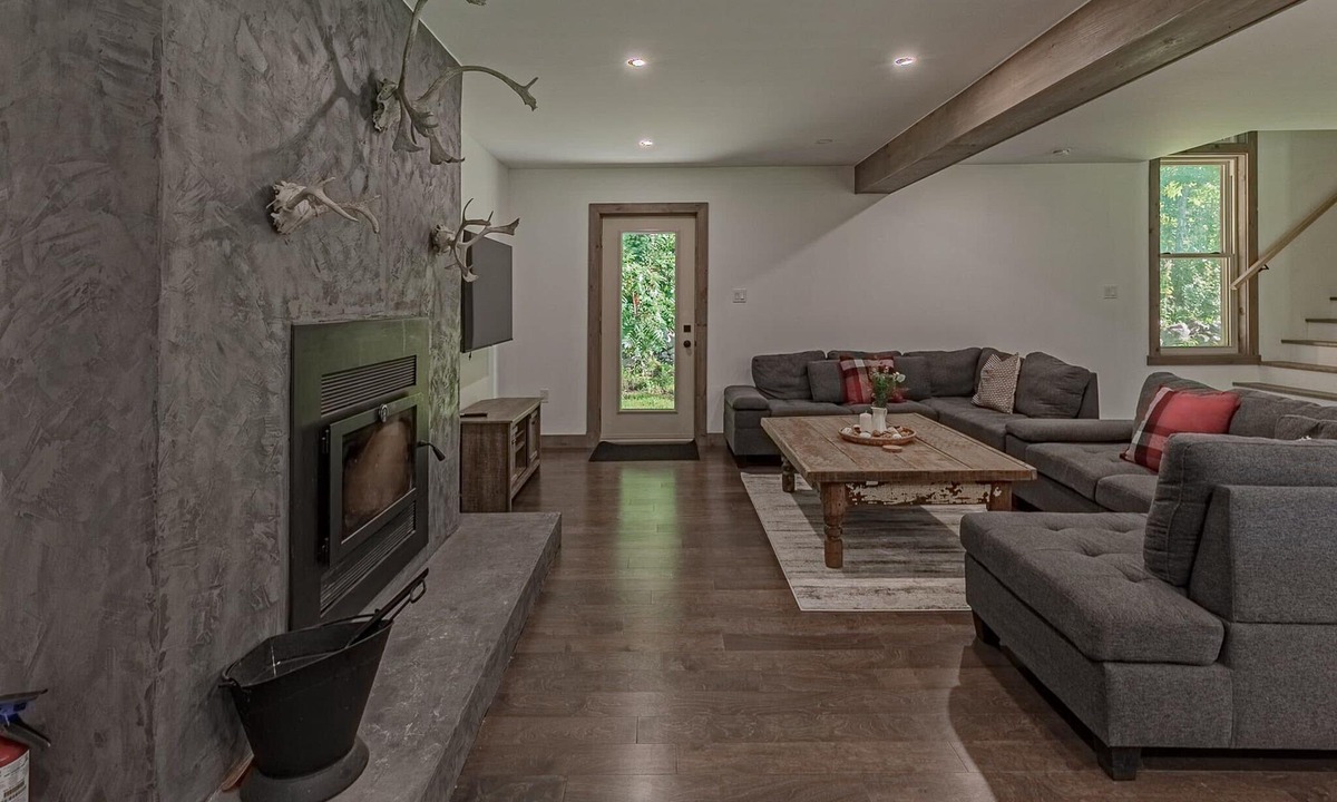 Brownsburg-Chatham Ski Chalet | The Corzo - modern farmhouse with hot tub!