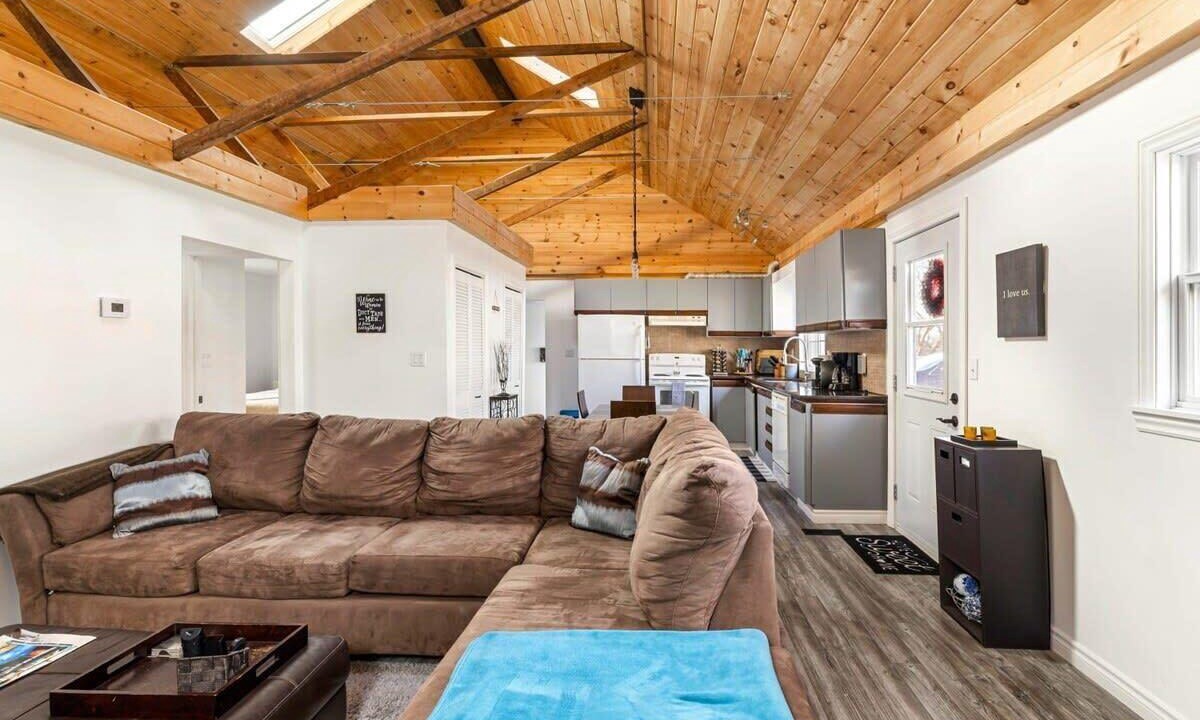 Prince Edward House | The County Cabin: Comfy stay near Sandbanks