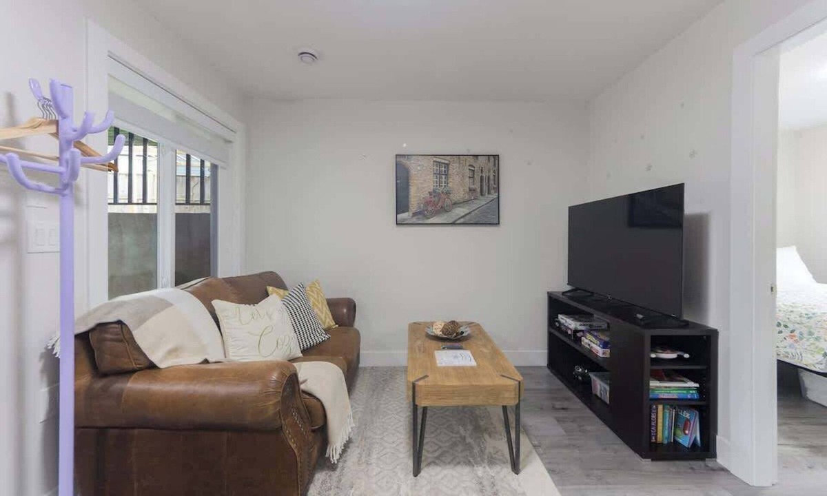 Surrey House | The Cozy Garden Suite - South Surrey Stay