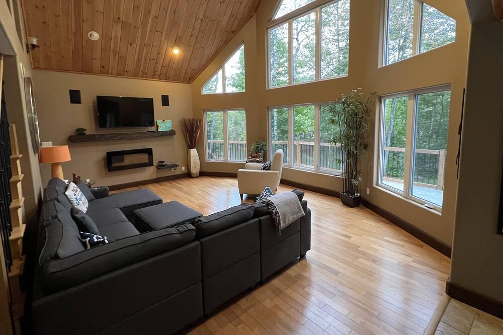Moncton House | The DO LIFE Waterfront 4-Bedroom Vacation Home