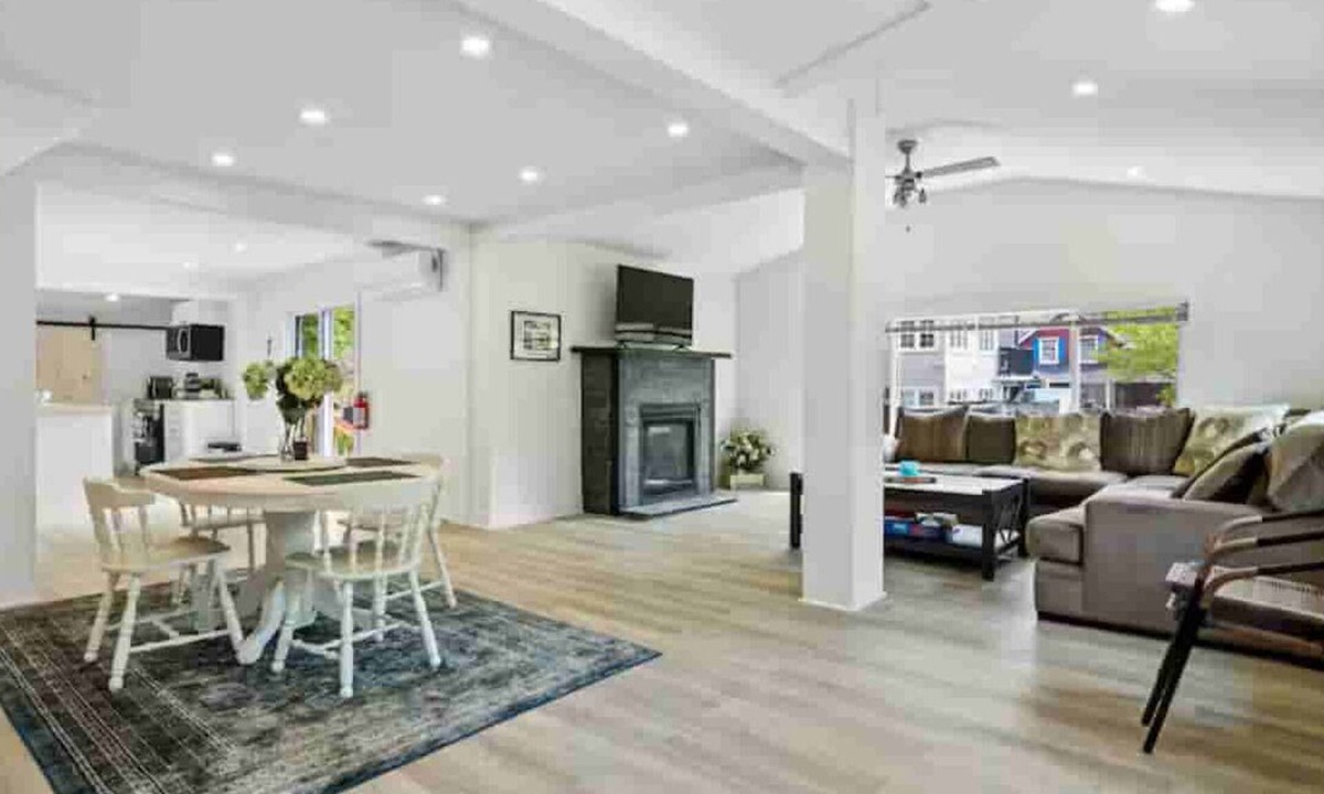 Crystal Beach Cottage | The Family Lakehouse - An Idyllic Bay Beach Escape