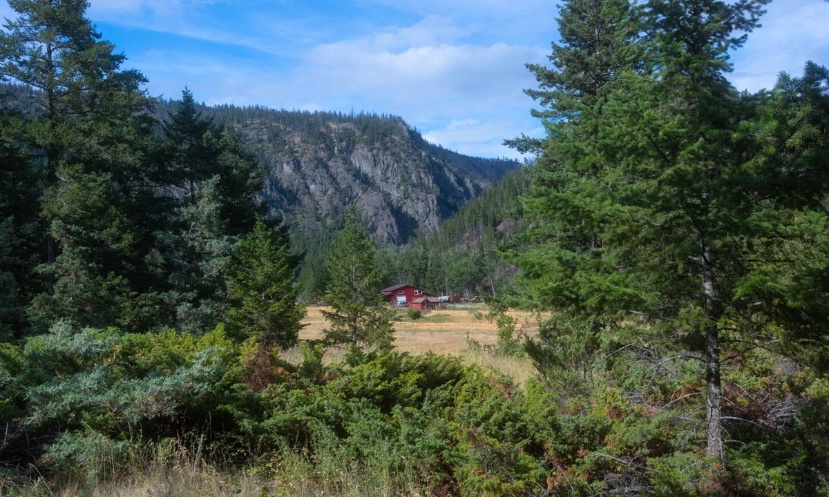 Thompson-Nicola Regional District House | The Farmhouse at Deadman Acres
