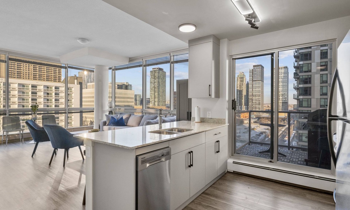 Beltline Apartment | "The Fossil," King Bed, Underground Parking, Downtown views, Walk to Saddledome
