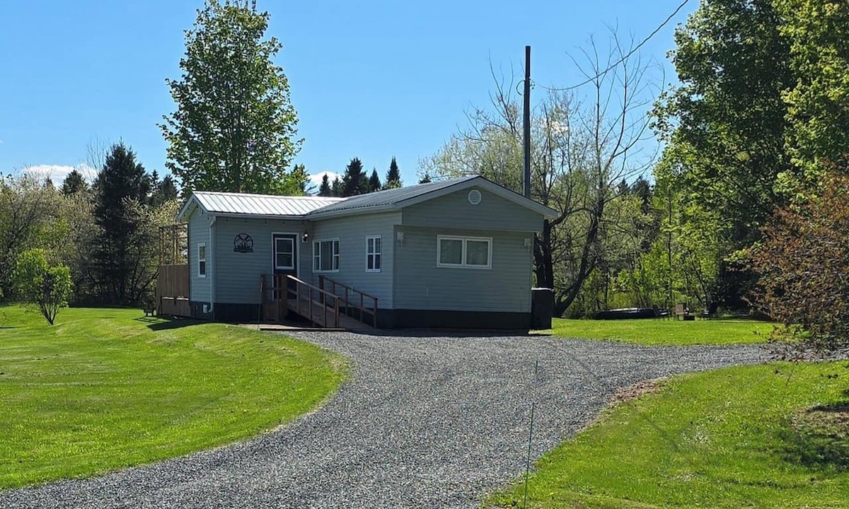 Waterville House | The Green Canoe Guest House. Family Friendly. Pet Friendly. Country Living.