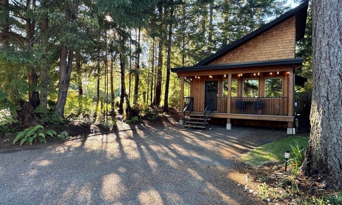 Campbell River House | The Grove Guest House