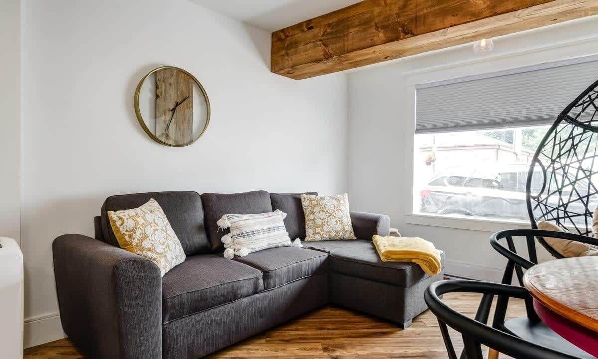 Prince Edward Apartment | The Ivy Suite at Portage House in Picton