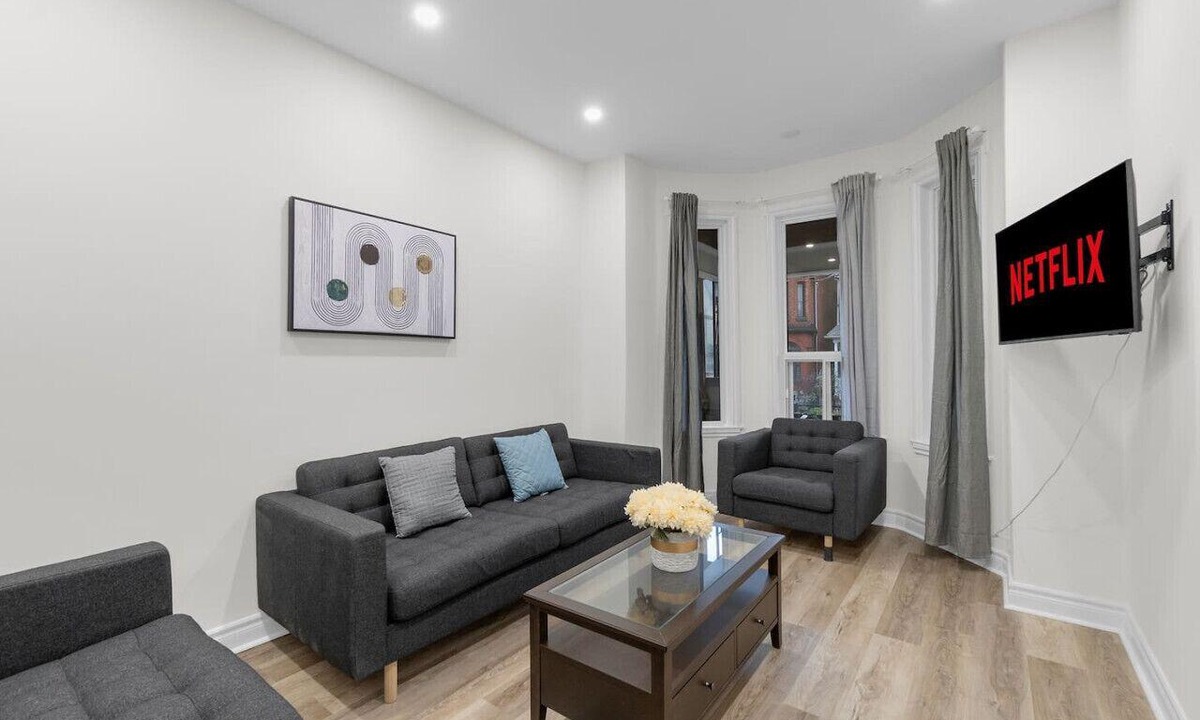 Little Italy Hotel | The Montrose - Free Parking - Downtown
