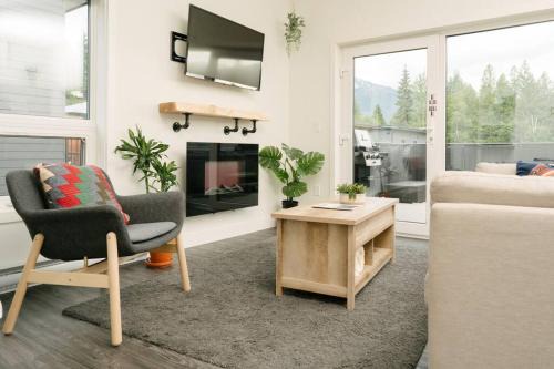 Revelstoke House | The Nest - Condo with Hot Tub & BBQ