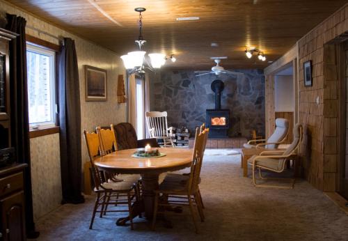 Douro-Dummer Bed & Breakfast | The Nest in the Forest Bed and Breakfast (Hot tub and Sauna)