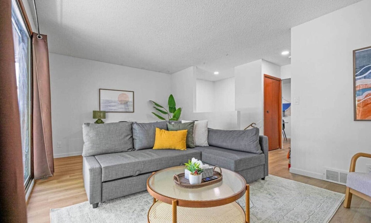 Killarney House | The Palm - Near DT, Shopping & Restaurants!