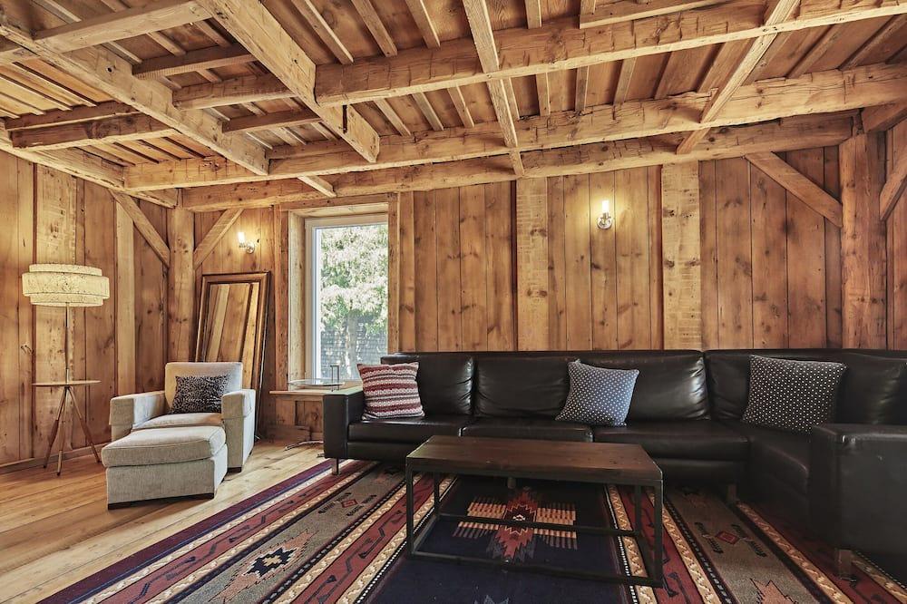 Bongard Villa | The Reach Guesthouse in Prince Edward County STA Licence #ST-2019-0099