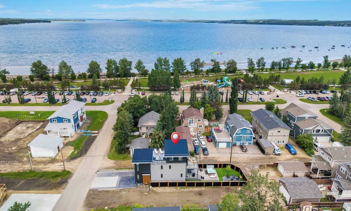 Sylvan Lake House | The Shoreline | Luxury Escape w/Rooftop & Hot Tub