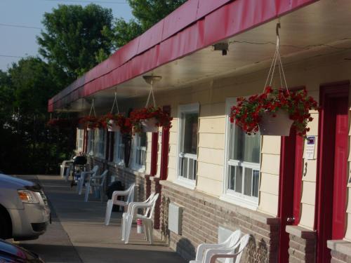 Central Huron Hotel | The Silver Birch Motel