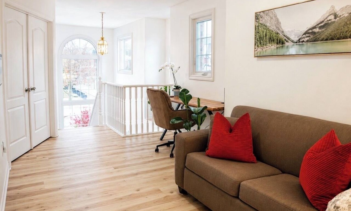 Grimsby House | The space, privacy, and comfort of a true home away from home in Niagara area.