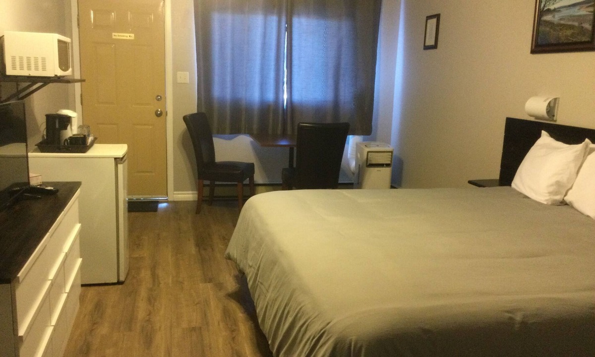 Parrsboro Hotel | The Sunshine Inn