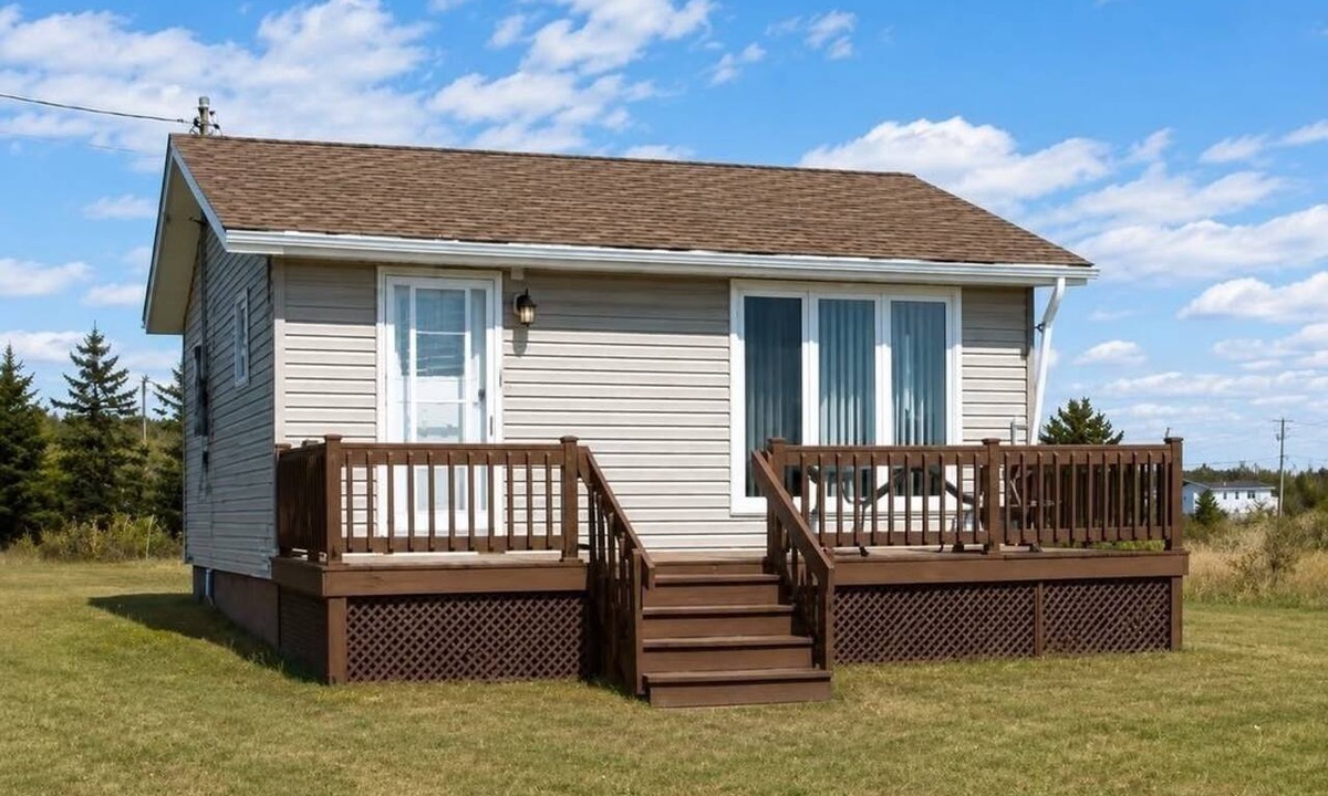 Chiasson Cottage | The Swallow's Nest: cozy cottage, steps to the beach, kite surfing & bike trails