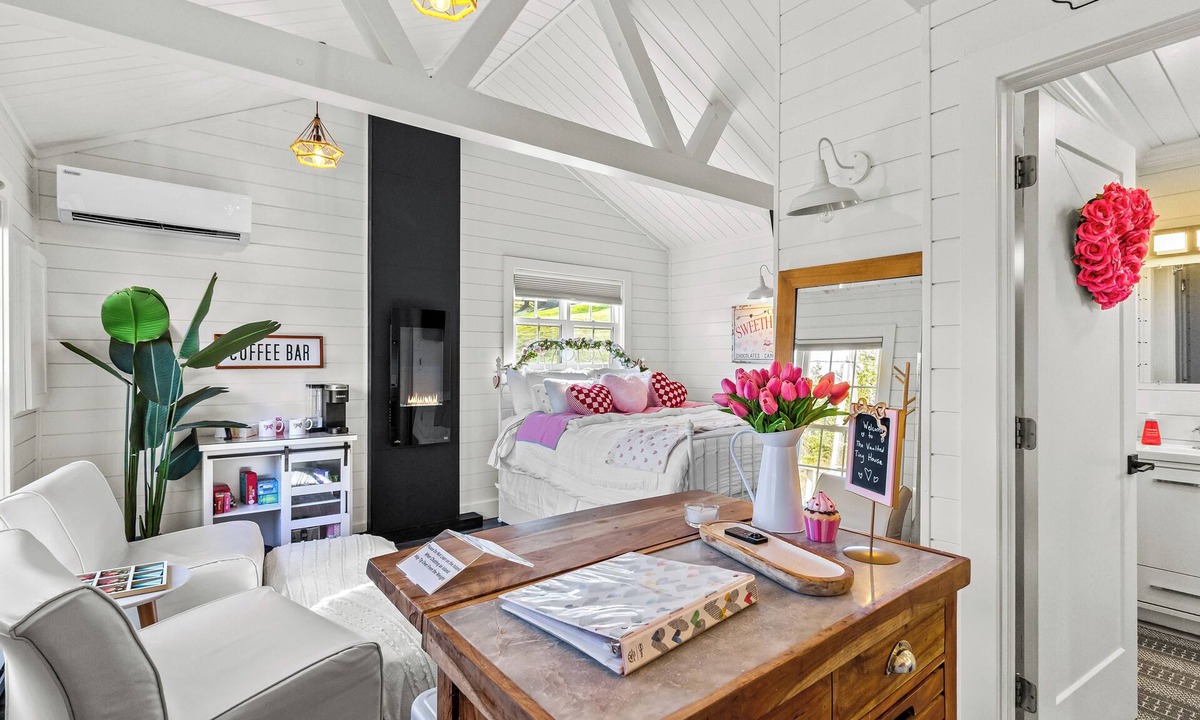 Terra Nova House | The Vaulted Suite Hot Tub, BBQ + Deck, Parking