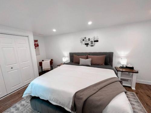 Salem Apartment | The Victoria Suite in Elora- King Bed