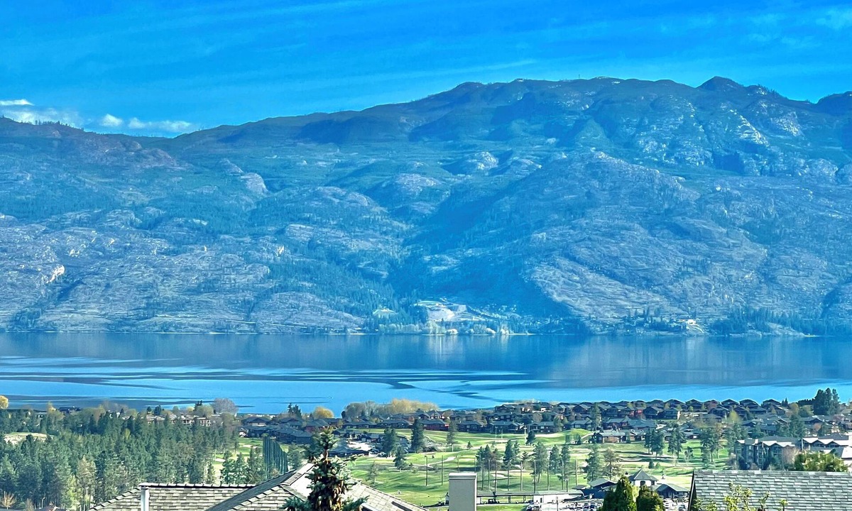Shannon Lake House | The view you book it for! Okanagan Lake House