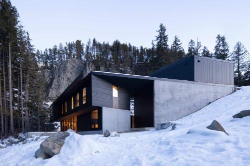 Sea to Sky Highway House | The Wedge by Boutique Whistler Mountain