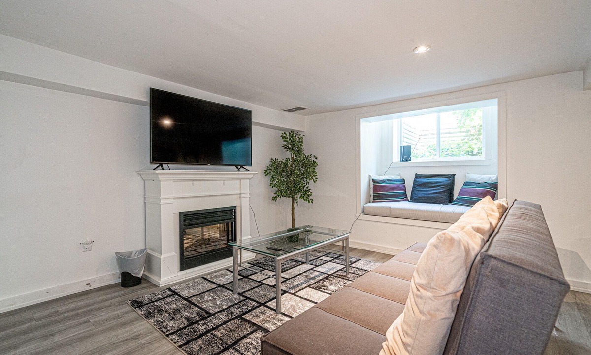 The Beaches House | The Woodbine Beach House ✔450 yds from Woodbine & Kew Beach✔1 BDR Condo✔Sleeps 4