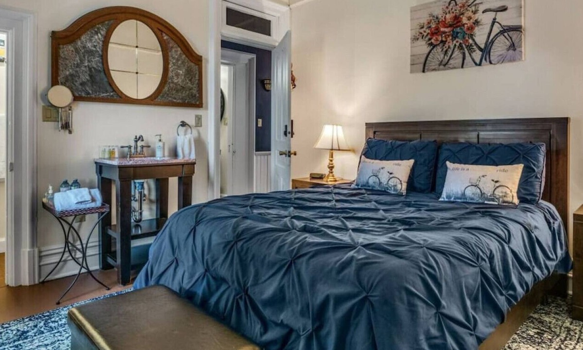 Kingsville House | The Woodbridge House in Kingsville-5 beds, 6 baths