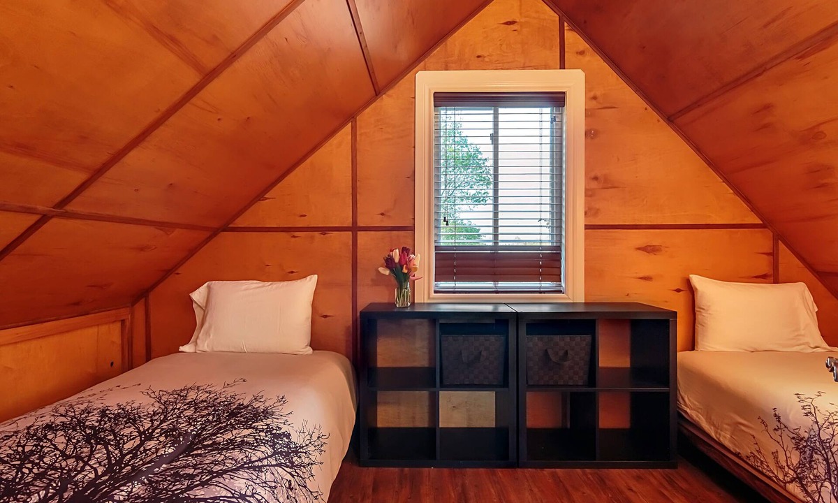 Milford Resort | The Woodpecker Retreat | Spacious 3-Bedroom Riverfront Cottage in PEC