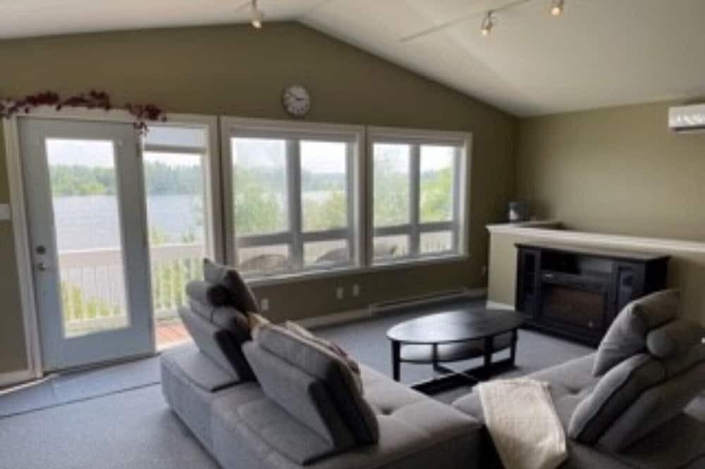 Plaisance Ski Chalet | This cottage is located on the Outaouais River, in a beautiful national park.