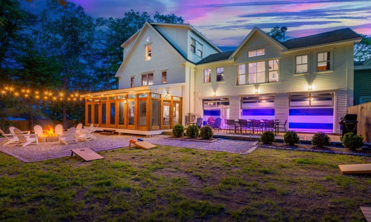 Falmouth Foreside House | Titan at Town Landing - Rooftop Deck, Lap Pool, 15 Mins to Portland, Sleeps 21