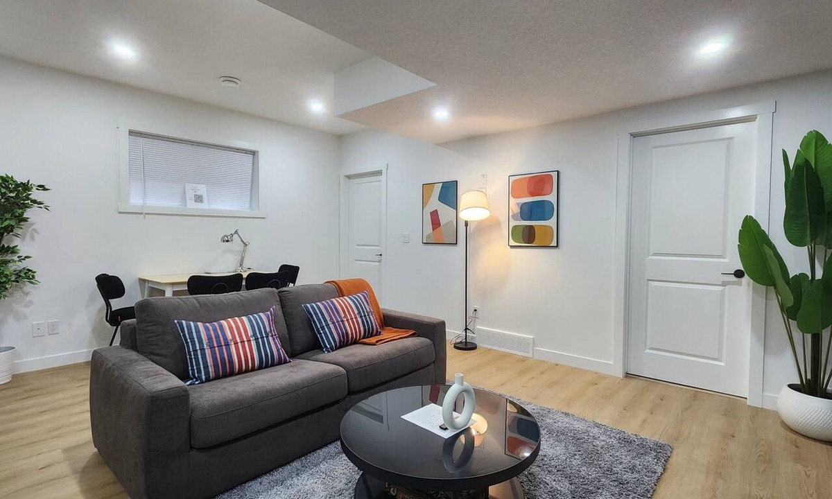 Southeast Calgary Apartment | TNC Stays Luxurious Modern Suite - 85inch TV, Private Entrance in Calgary South