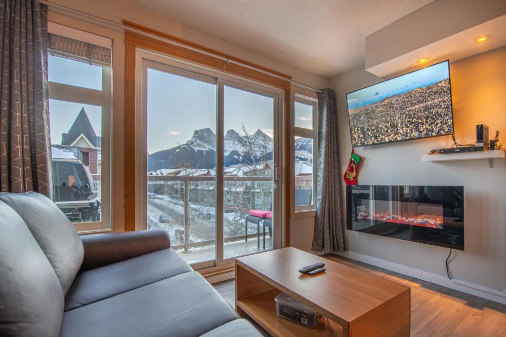 Canmore Apartment | Top Floor Condo - 2BR & AC with Mountain Views