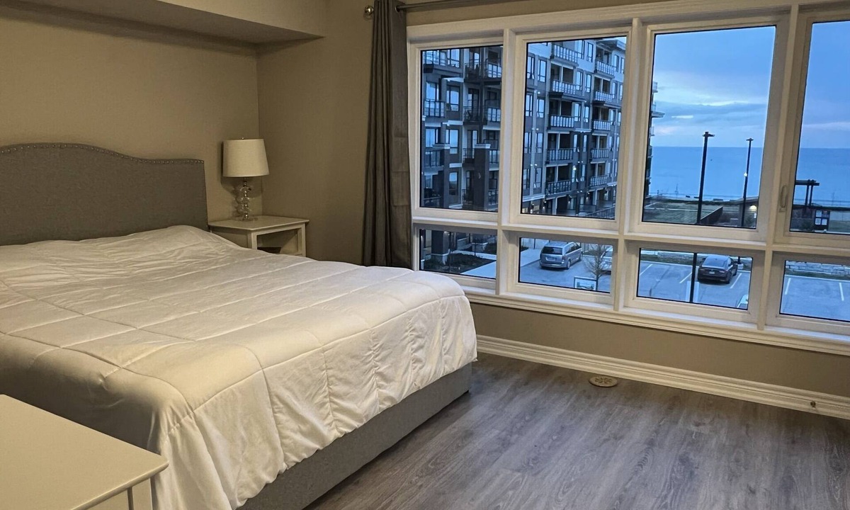 Grimsby House | Tourists Dream Waterfront Location! Half way between Niagara Falls and Toronto,!