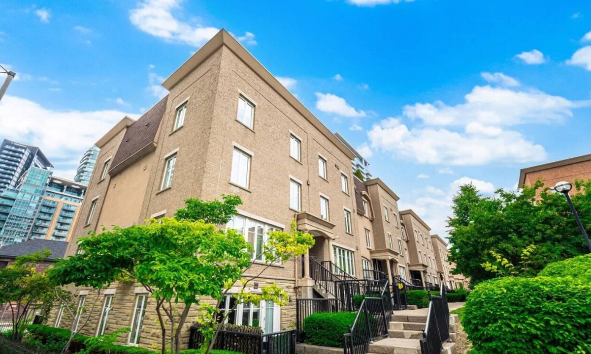 King West Village Apartment | Townhouse in Liberty Village Steps to Everything