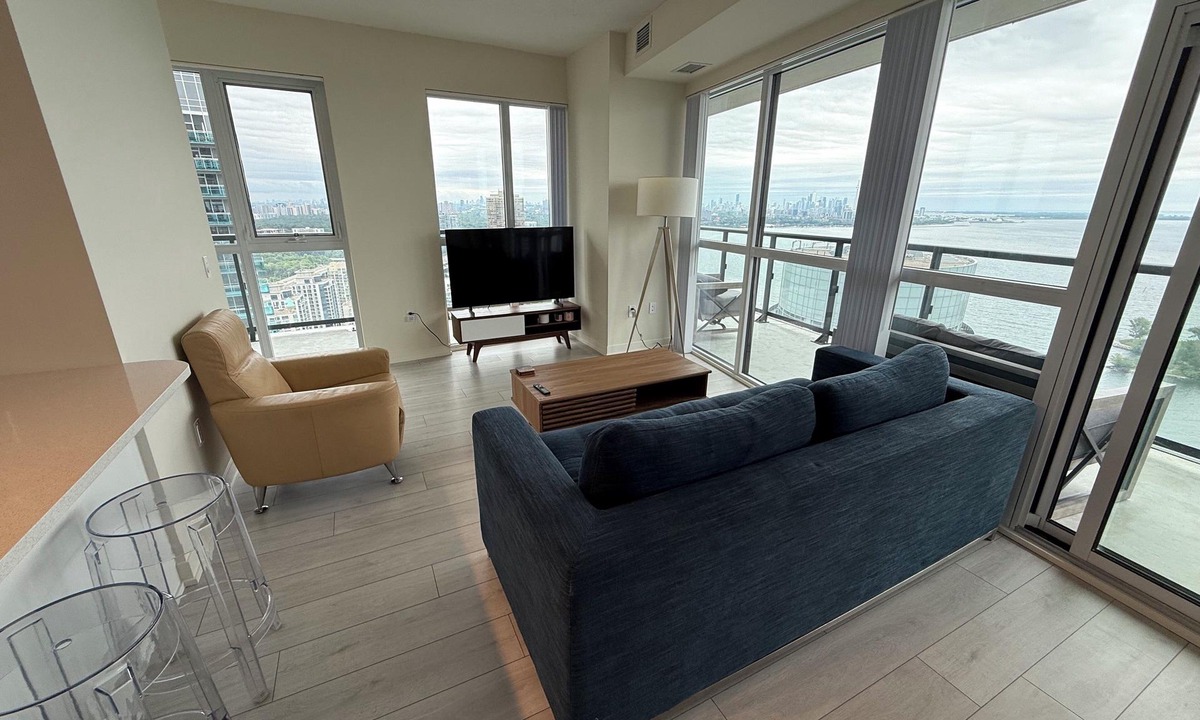 Humber Bay Condo | Tranquil 2-bedroom condo with AC in vibrant Toronto
