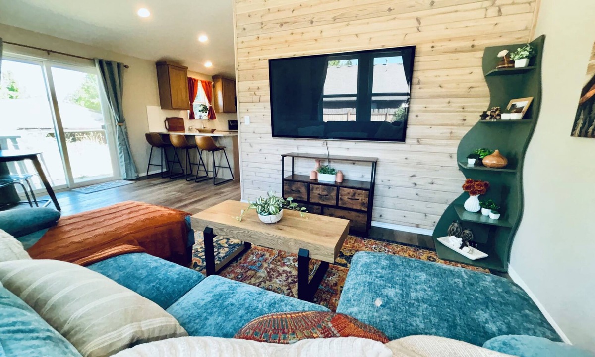 Hazel Dell House | Tranquil Modern Comfort, 3-bedroom, 2 bathroom home with AC in Vancouver