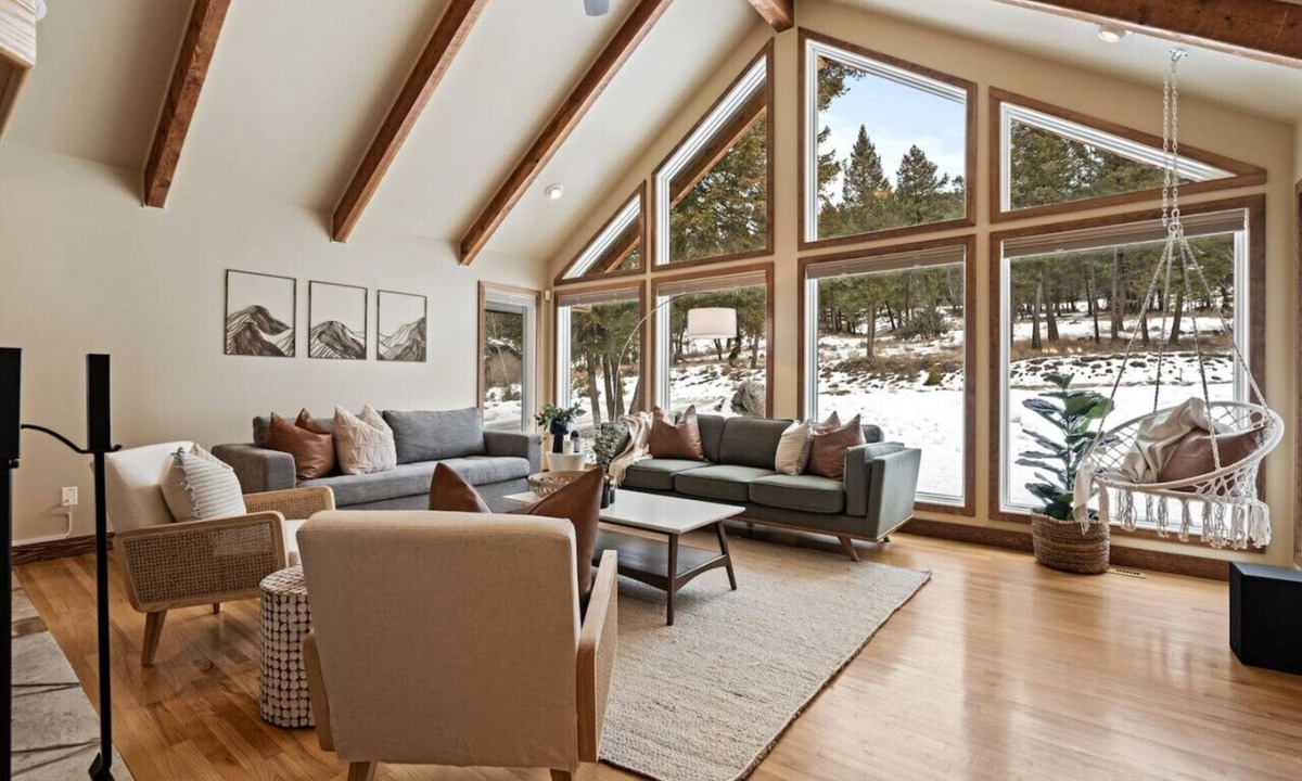 East Kootenay House | Tranquil Pines | Hot Tub | Fire Pit | Playground