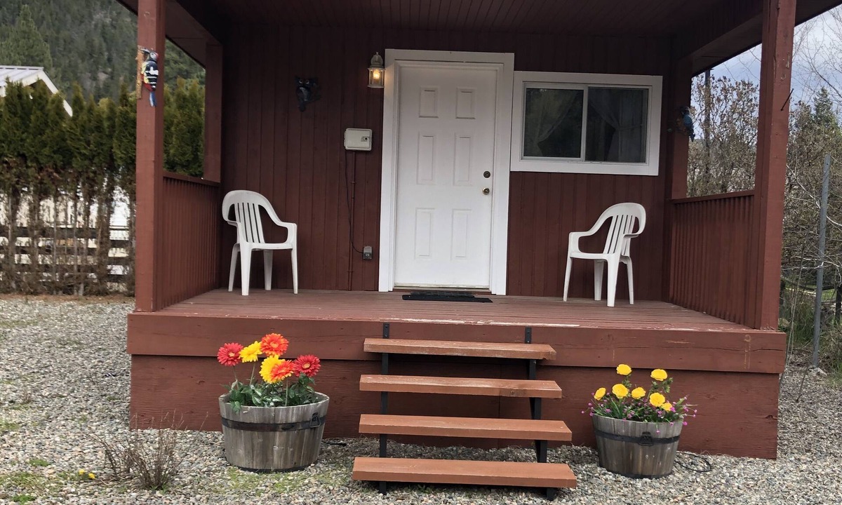 Okanagan-Similkameen House | Tulameen Cozy Bunk house Cabin Perfect for Two people, with Kitchenette, & BBQ