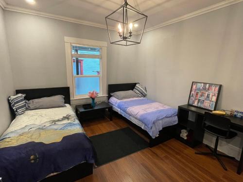 Downtown Eastside House | two twin beds 230sf