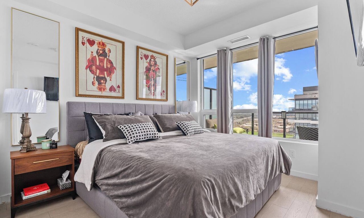 Pickering Apartment | Ultimate KING & QUEEN,PrivateBalcony, FreeParking, WIFI, Safe, Stylish