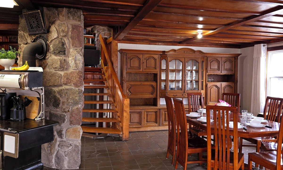 Seeleys Bay House | Unique & Spacious Home | Large Kitchen | Fire Pit | Lakeview, Sleeps 10