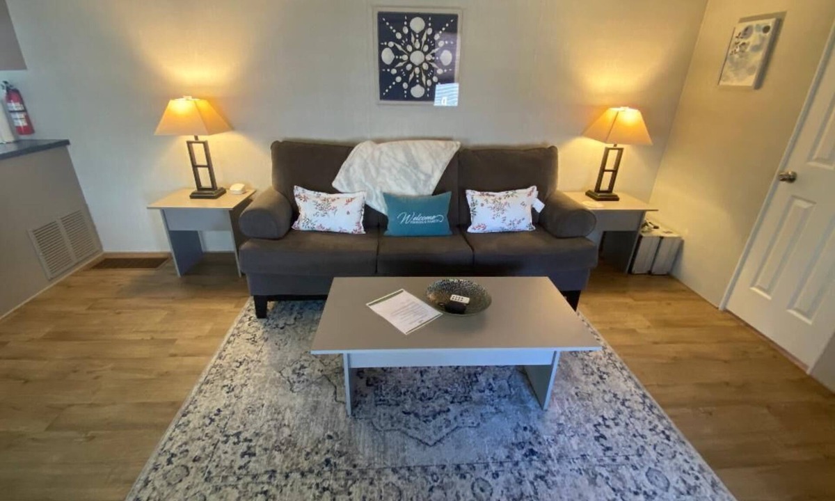 Queenston Cottage | Unwind in our cozy 3 bed cottage nestled in the heart of Niagara Wine country