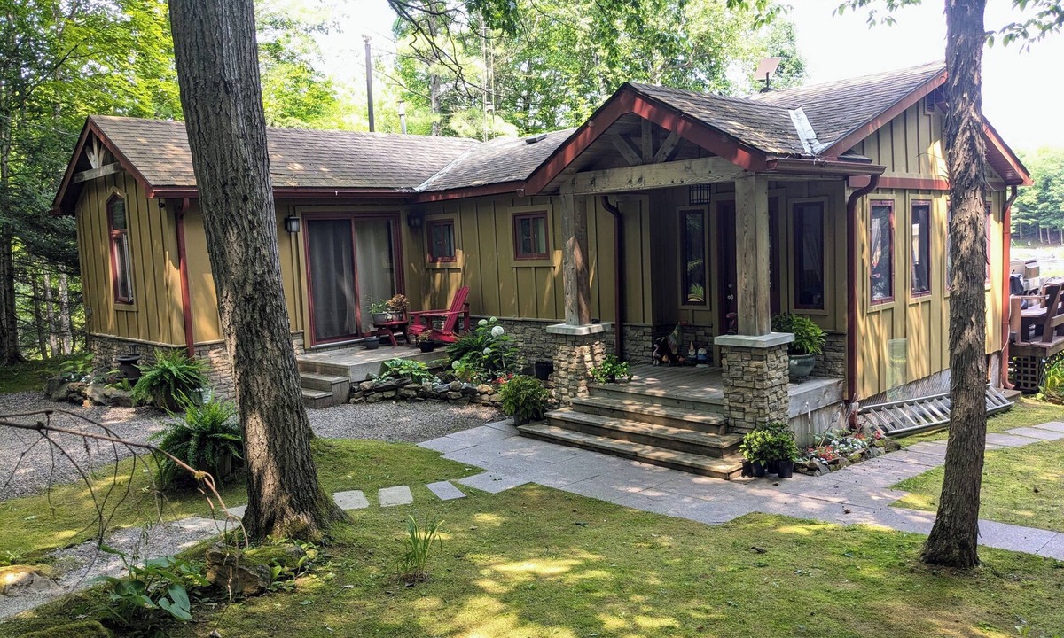 Gravenhurst Cottage | Updated Tranquil Waterfront Cottage in Muskoka | Fast WiFi | Sleeps 8