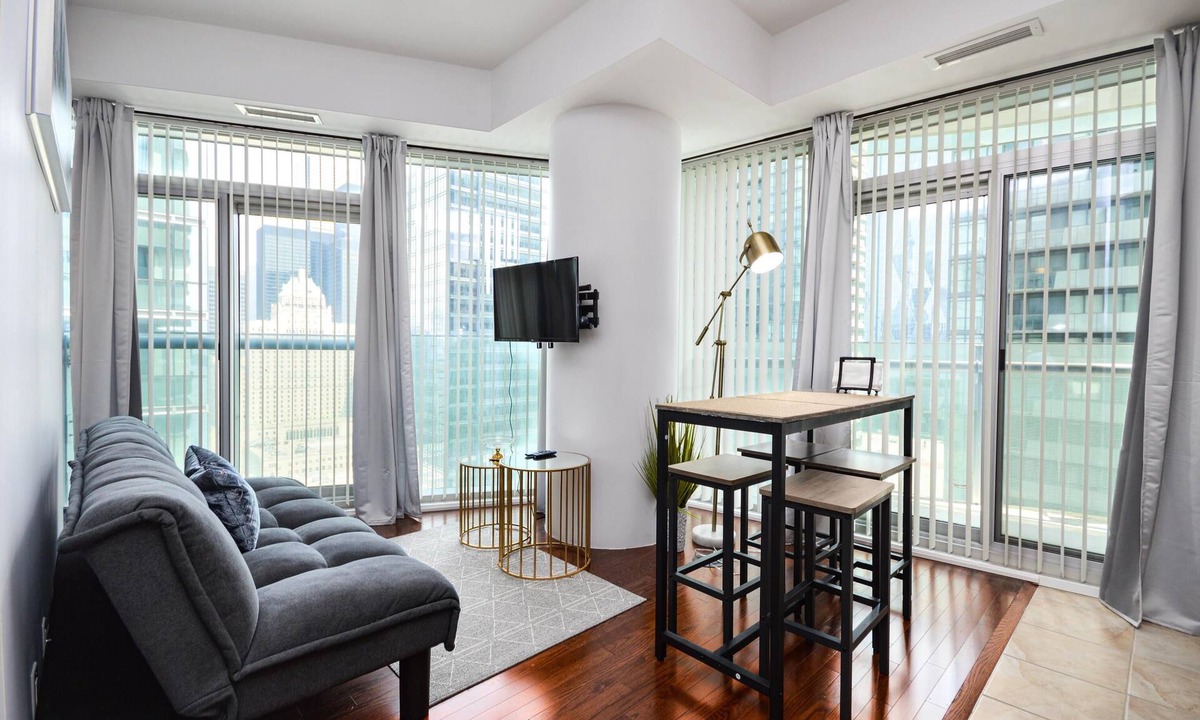 Central Waterfront Apartment | Urban 1BR Escape with Queen Bed in Prime Toronto Location