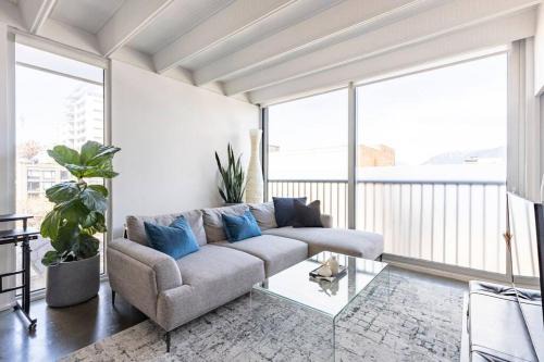 Chinatown Apartment | Urban 1BR with AC, Rogers Arena, Parking, Chinatown